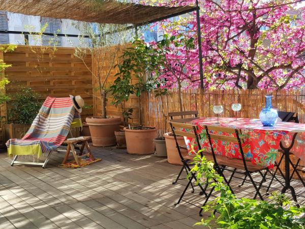 Little house with a large roof garden in the city center : photo 2 de la chambre chambre double ou lits jumeaux avec terrasse