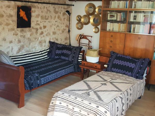 Little house with a large roof garden in the city center : photo 4 de la chambre chambre double ou lits jumeaux avec terrasse