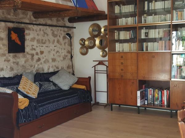 Little house with a large roof garden in the city center : photo 6 de la chambre chambre double ou lits jumeaux avec terrasse