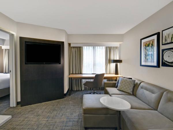 Residence Inn Louisville Airport : photo 2 de la chambre suite 1 chambre lit queen-size avec canapé-lit