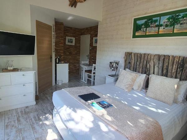 Villa BORA BORA : photo 5 de la chambre chambre double - vue sur jardin