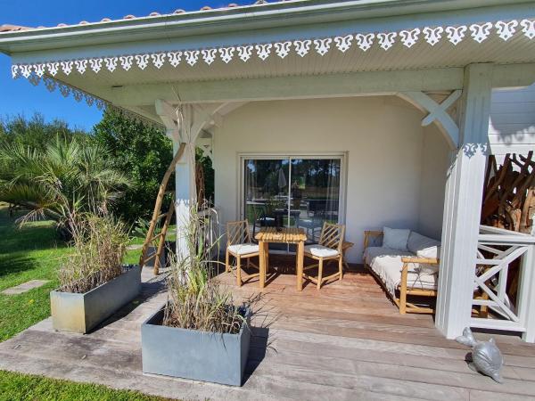 Villa BORA BORA : photo 2 de la chambre chambre lit king-size - vue sur piscine