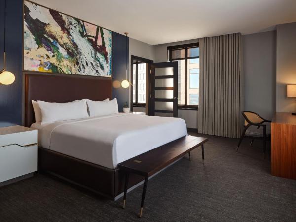 Renaissance Saint Elm Dallas Downtown Hotel : photo 8 de la chambre suite junior lit king-size avec canapé-lit