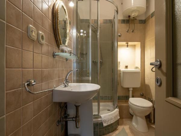 Vanjaka bed and breakfast : photo 5 de la chambre chambre double avec salle de bains privative