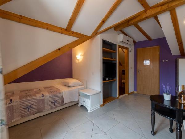 Vanjaka bed and breakfast : photo 6 de la chambre chambre triple avec terrasse