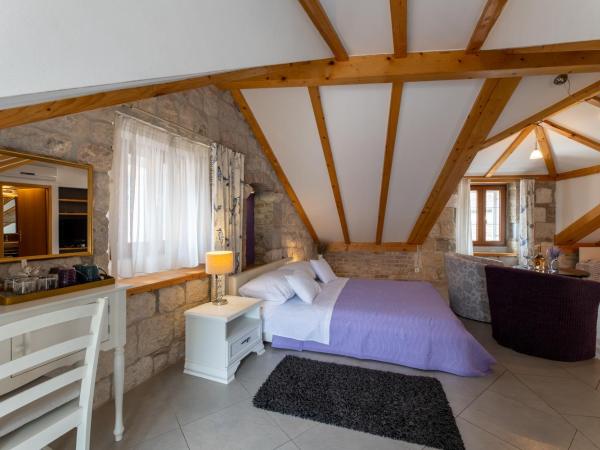 Vanjaka bed and breakfast : photo 4 de la chambre chambre triple avec terrasse