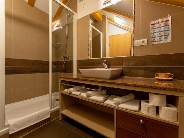 Vanjaka bed and breakfast : photo 8 de la chambre chambre triple avec terrasse