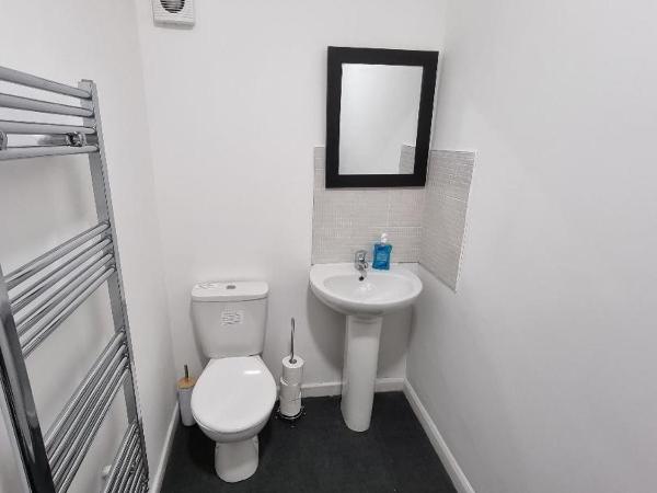PL Liverpool : photo 4 de la chambre chambre triple avec salle de bains commune