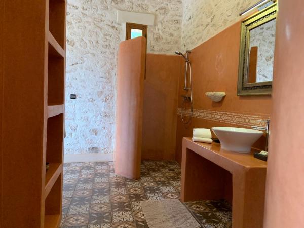 Villa des Hauts Mogador : photo 5 de la chambre chambre lit king-size - vue sur piscine 