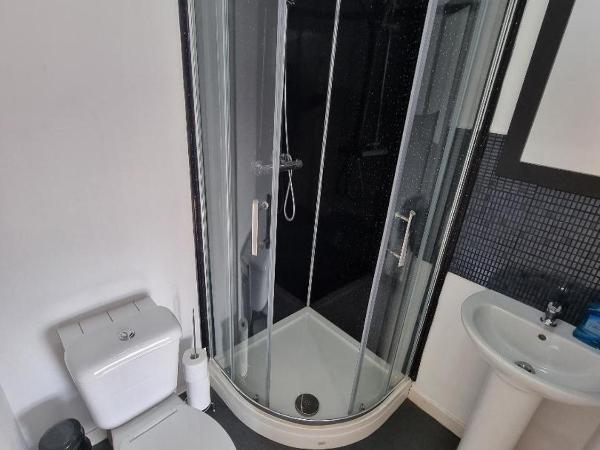 PL Liverpool : photo 4 de la chambre chambre double avec salle de bains privative