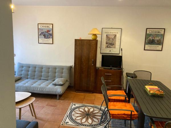 Le Mascaret : photo 10 de la chambre suite de 42 m² avec terrasse - jardin provençal