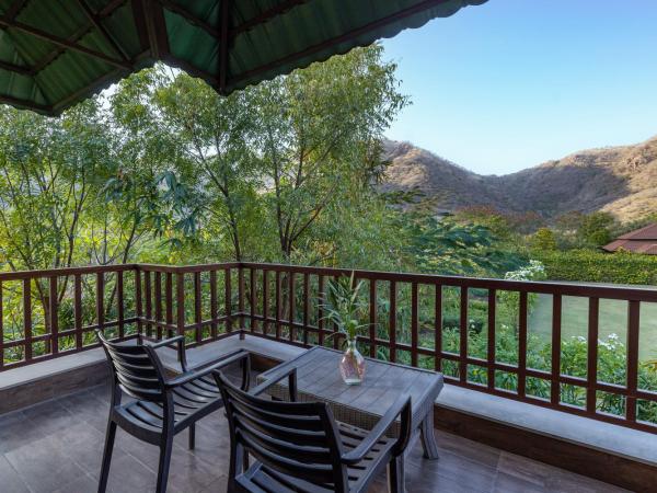 Anandam - Jacuzzi & Private Pool Villas in Udaipur : photo 4 de la chambre chambre lit king-size - vue sur montagne