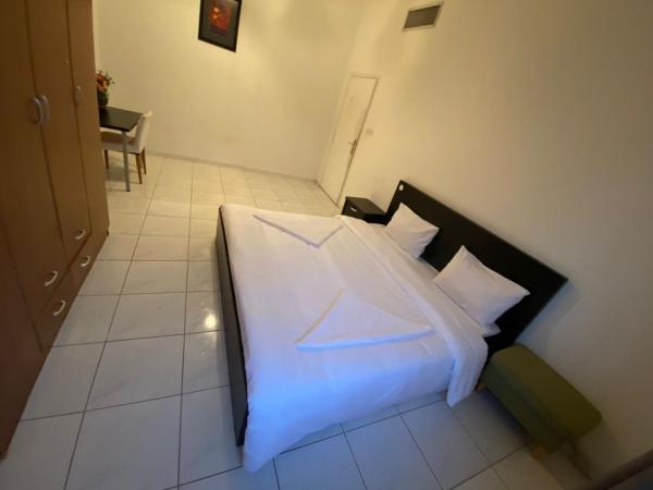 Comfortable Private Rooms in Compound Housing : photo 2 de la chambre chambre double avec salle de bains commune