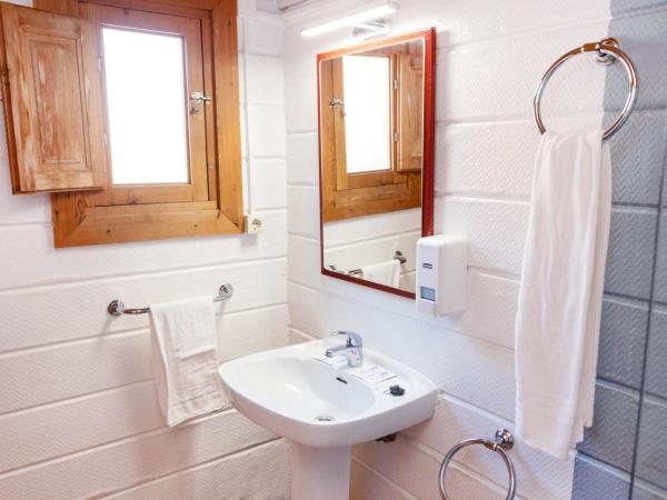 APARTAMENTOS PALASIET : photo 1 de la chambre cabane en bois