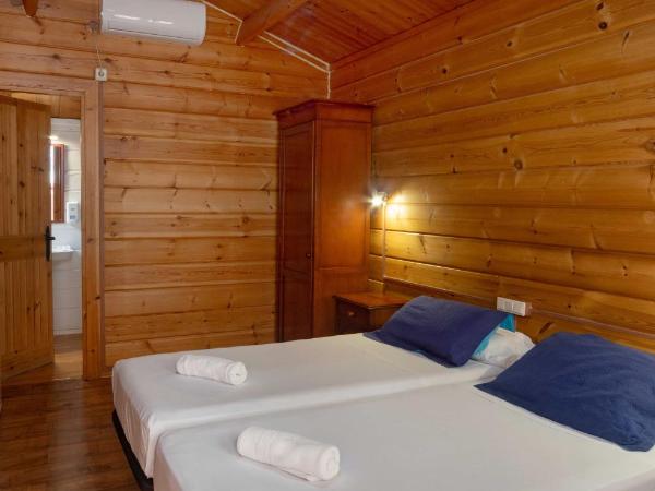 APARTAMENTOS PALASIET : photo 7 de la chambre cabane en bois