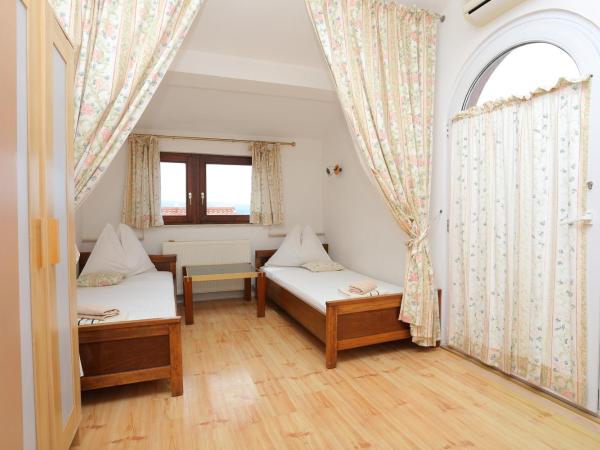 Apartments and rooms by the sea Nemira, Omis - 2781 : photo 1 de la chambre appartement 1 chambre avec terrasse - vue sur mer