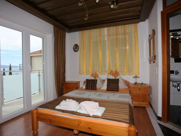 Apartments and rooms by the sea Nemira, Omis - 2781 : photo 1 de la chambre appartement 1 chambre avec terrasse - vue sur mer