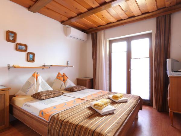 Apartments and rooms by the sea Nemira, Omis - 2781 : photo 4 de la chambre appartement 1 chambre avec terrasse - vue sur mer