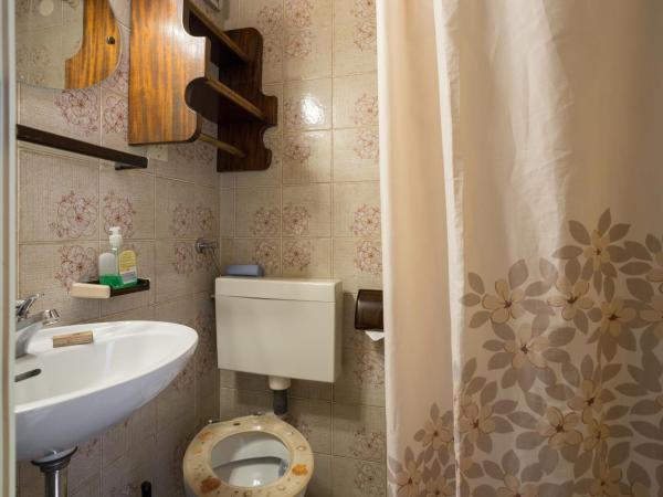 Apartments and rooms by the sea Nemira, Omis - 2781 : photo 3 de la chambre chambre double avec balcon