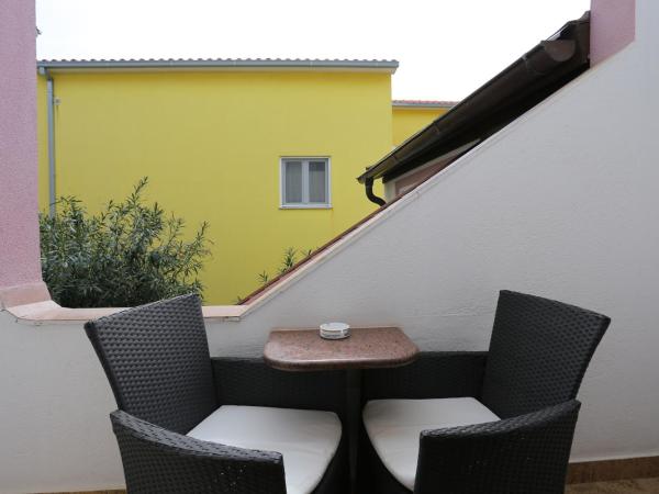 Apartments and rooms by the sea Nemira, Omis - 2781 : photo 4 de la chambre chambre double avec balcon