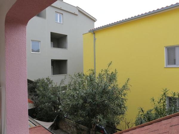 Apartments and rooms by the sea Nemira, Omis - 2781 : photo 5 de la chambre chambre double avec balcon