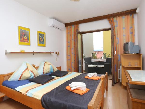 Apartments and rooms by the sea Nemira, Omis - 2781 : photo 1 de la chambre chambre double avec balcon