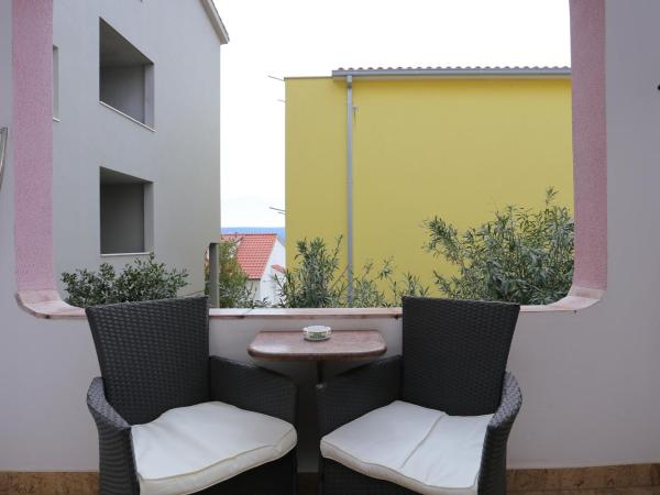 Apartments and rooms by the sea Nemira, Omis - 2781 : photo 4 de la chambre chambre double avec balcon