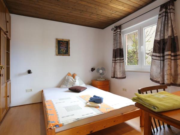 Apartments and rooms by the sea Nemira, Omis - 2781 : photo 1 de la chambre chambre simple
