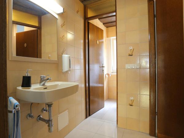 Apartments and rooms by the sea Nemira, Omis - 2781 : photo 2 de la chambre chambre simple