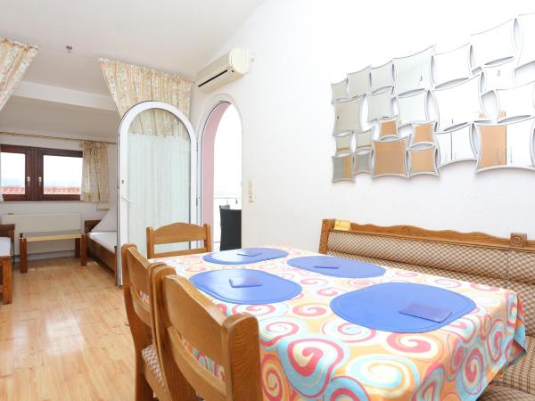 Apartments and rooms by the sea Nemira, Omis - 2781 : photo 9 de la chambre appartement 1 chambre avec terrasse - vue sur mer