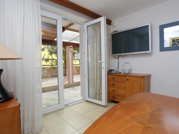 Apartments and rooms by the sea Nemira, Omis - 2781 : photo 2 de la chambre appartement 2 chambres avec terrasse