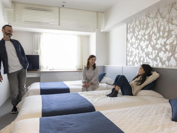 Hotel Plaza Osaka : photo 2 de la chambre chambre lits jumeaux avec lit d'appoint - non-fumeurs