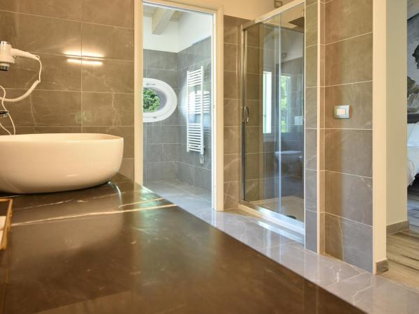 Royal Garden luxury rooms : photo 7 de la chambre chambre double deluxe avec douche