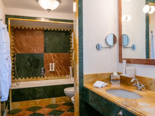 Grand Hotel Continental Siena - Starhotels Collezione : photo 6 de la chambre suite panoramique « suite tentation »
