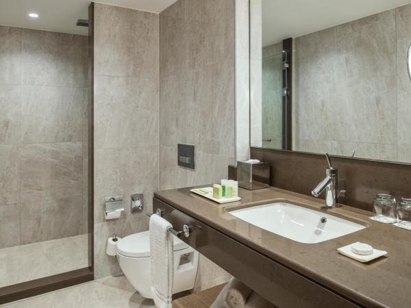 Renaissance Polat Istanbul Hotel : photo 2 de la chambre suite polat lit king-size avec accès au salon club