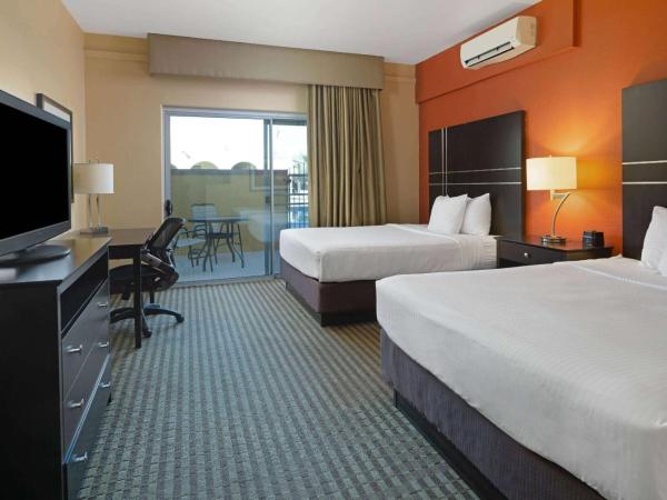 La Quinta by Wyndham Tucson - Reid Park : photo 4 de la chambre chambre avec 2 lits queen-size - vue sur piscine - non-fumeurs