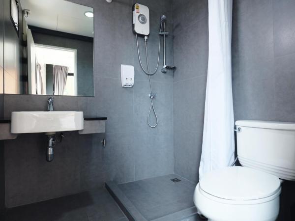 Wayha Hostel Don Mueang Airport : photo 7 de la chambre chambre double avec salle de bains privative