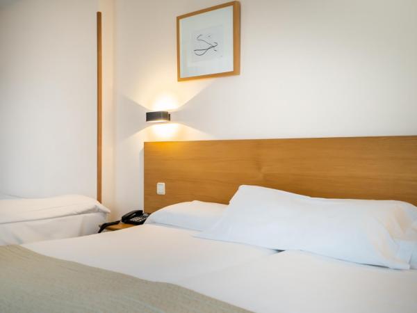 Gran Hotel Victoria : photo 8 de la chambre chambre double ou lits jumeaux avec lit d'appoint et terrasse (3 adultes)