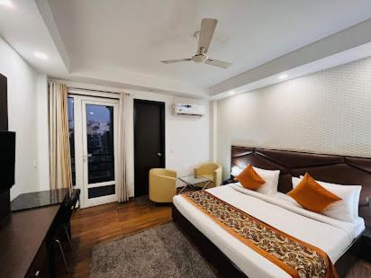 Hotel Sai Village Gurgaon : photo 1 de la chambre chambre double avec balcon