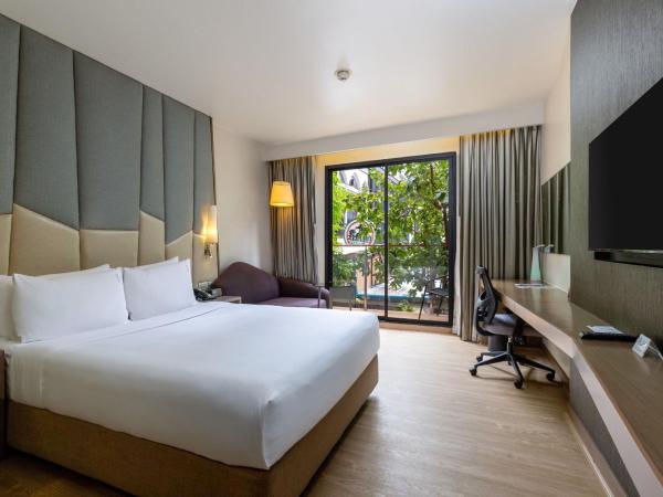 Holiday Inn Express Bangkok Sukhumvit 11, an IHG Hotel : photo 6 de la chambre chambre lit queen-size supérieure avec balcon