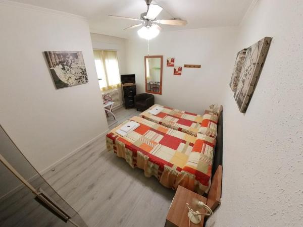 Pensión Pamplonabeds : photo 7 de la chambre chambre lits jumeaux avec salle de bains commune