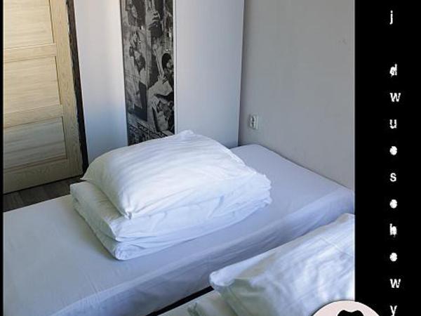 La Guitarra Hostel Poznań : photo 2 de la chambre chambre double ou lits jumeaux avec salle de bains commune