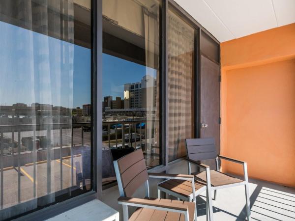 Red Roof PLUS & Suites Virginia Beach - Seaside : photo 8 de la chambre hébergement premium avec 2 lits doubles - vue partielle sur océan - non-fumeurs (literie surclassée)