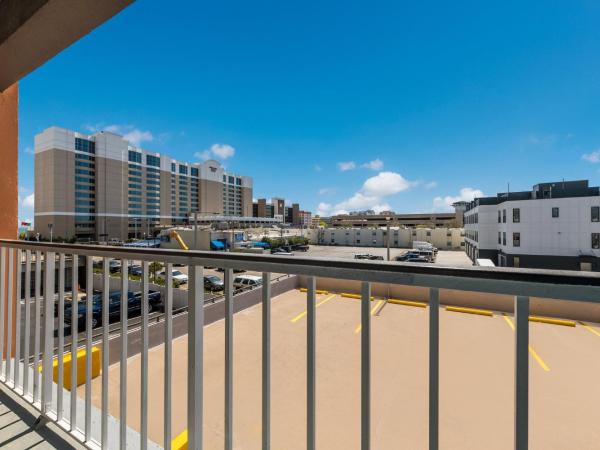 Red Roof PLUS & Suites Virginia Beach - Seaside : photo 7 de la chambre hébergement premium avec 2 lits doubles - vue partielle sur océan - non-fumeurs (literie surclassée)