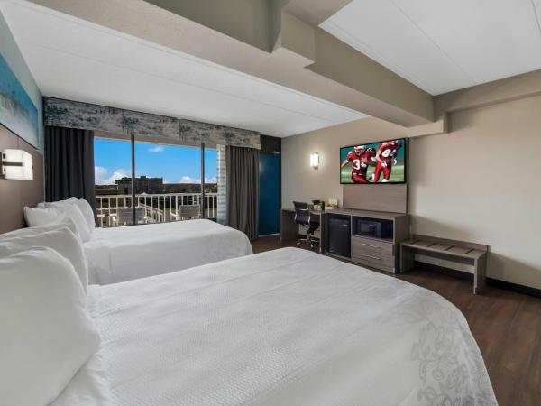 Red Roof PLUS & Suites Virginia Beach - Seaside : photo 3 de la chambre hébergement premium avec 2 lits doubles - vue partielle sur océan - non-fumeurs (literie surclassée)