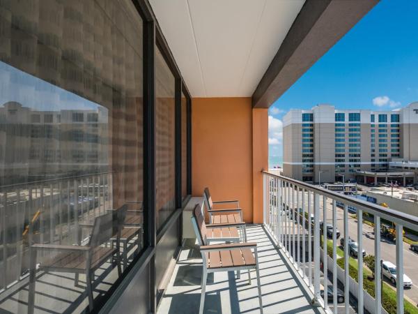 Red Roof PLUS & Suites Virginia Beach - Seaside : photo 6 de la chambre hébergement premium avec 2 lits doubles - vue partielle sur océan - non-fumeurs (literie surclassée)