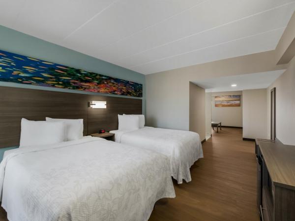 Red Roof PLUS & Suites Virginia Beach - Seaside : photo 2 de la chambre suite avec 2 lits doubles - non-fumeurs - vue partielle sur océan