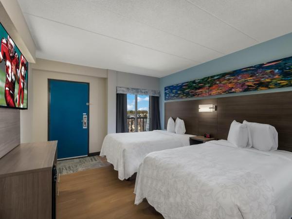 Red Roof PLUS & Suites Virginia Beach - Seaside : photo 1 de la chambre suite avec 2 lits doubles - non-fumeurs - vue partielle sur océan