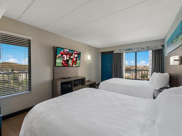 Red Roof PLUS & Suites Virginia Beach - Seaside : photo 2 de la chambre chambre supérieure avec 2 lits doubles - non-fumeurs - vue sur piscine