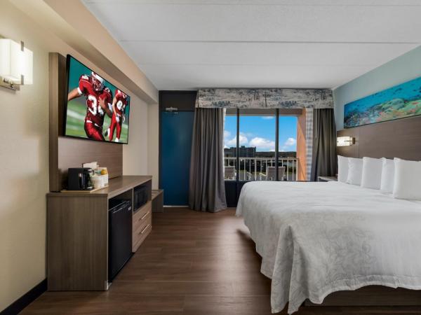 Red Roof PLUS & Suites Virginia Beach - Seaside : photo 3 de la chambre chambre lit king-size premium accessible aux personnes à mobilité réduite - non-fumeurs - vue partielle sur océan